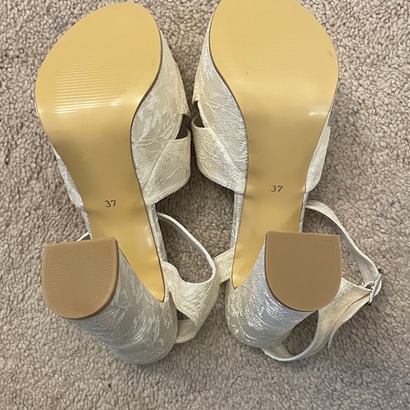 Elegant Ivory White Lace Platform Heels - Picture 3 of 3